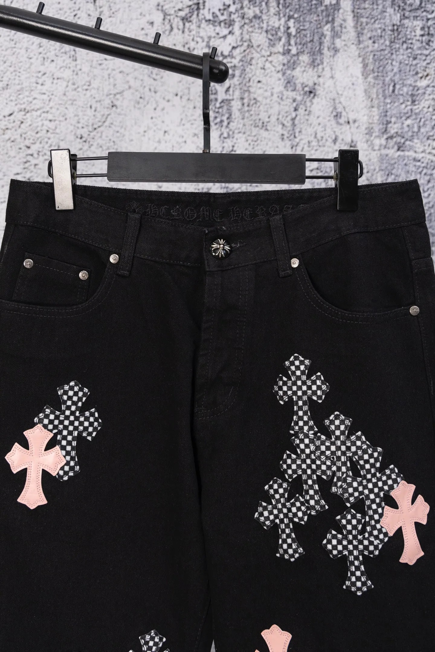 P260 CH Chromehearts limited edition black and white checkered pink cross patchwork leather black jeans, priced at 34W level, patchwork cross pattern embellishment, washed jeans! ! An absolutely high-end luxury product, a 1.9W-level god-level single product, a super popular product, made by top heavy industry, a magic weapon that cannot be missed! [About Zangyin] This is an extremely luxurious fashion brand that can also be called the aristocracy of the high street. It has always been an exclusive brand for some hipsters or rich second generations. Compared with ordinary high streets, it is more luxurious and noble. Compared with luxury brands, it is more fashionable and individual. It has always been a brand that I have a special liking for. [Top heavy industry fashion design] Consistently high-street luxury style. Speaking of this style, the Zangyin family and GU family are definitely the leading representative brands. Especially the Zangyin family has really achieved a state-of-the-art effect in creating high-street style. The unique washed material is used to create this style. The color system is already quite eye-catching. After it is decorated with patchwork cross flowers, it cleverly highlights the charm of the brand. Secondly, this style uses classic The high-waist cutting design highlights the long legs and fashionable temperament of the upper body. The brand is highly recognizable and the slim fit configuration is more suitable for daily wear. It is a product that interprets personality, fashion, and specifications at a glance. This single product is enough to make any fan excited. It can be a white T-shirt for a youthful college style, or a tight suspender for a royal style. It has strong matching ability and can be easily controlled by men.  [Materials and craftsmanship] Needless to say, this point goes without saying. As an excellent craftsman brand, Zangyin’s requirements for details and craftsmanship are really perfect. The washed color of this model has gone through so many processes, not to mention the embellishment of denim appliques. It is also purely hand-made and sewn. Just like what they believe in, only hand-made things have soul and have the meaning of wear. A top-notch heavy-duty fashionable denim item, I look forward to your perfect interpretation! !  Color: Black Size: 28-36